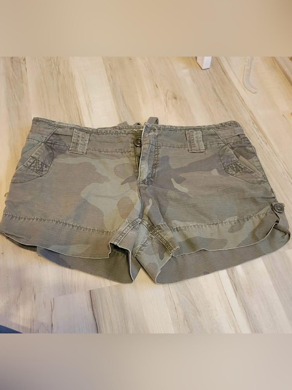 Vintage American Eagle Outfitters Camo Cargo Shorts in Olive